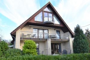 een huis met een gambrel dak en een balkon bij Yachthafenhöh Whg3 in Grömitz