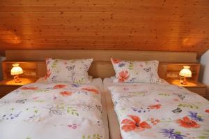 2 nebeneinander sitzende Betten in einem Schlafzimmer in der Unterkunft Haus Franke in Langenargen