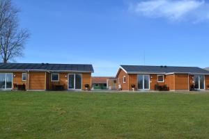 une maison avec des panneaux solaires sur le toit dans l'établissement Storkesøen Ribe Holiday Cottages and Apartments, à Ribe
