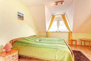 ツィングストにあるPittiのベッドルーム(緑のベッド1台、窓付)