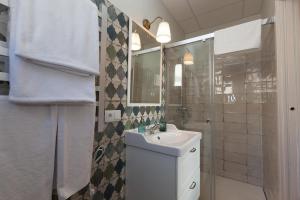 A bathroom at Patios de la Riva