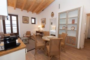 een keuken en een woonkamer met een tafel en stoelen bij Patios de la Riva in Jerez de la Frontera