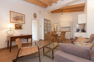 A kitchen or kitchenette at Patios de la Riva