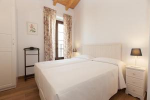 A bed or beds in a room at Patios de la Riva