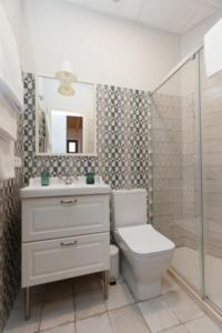 A bathroom at Patios de la Riva