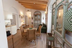 A kitchen or kitchenette at Patios de la Riva