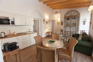 A kitchen or kitchenette at Patios de la Riva