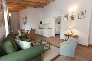 A seating area at Patios de la Riva