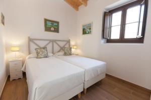 A bed or beds in a room at Patios de la Riva