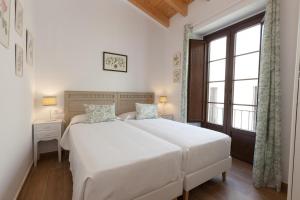 A bed or beds in a room at Patios de la Riva
