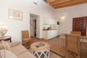A kitchen or kitchenette at Patios de la Riva