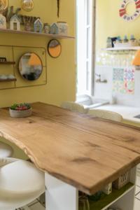 uma cozinha com uma mesa de madeira e cadeiras em Noah Home em Manarola
