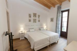 A bed or beds in a room at Patios de la Riva