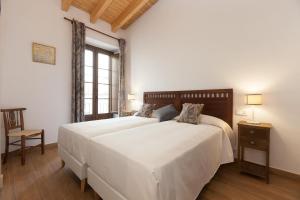 A bed or beds in a room at Patios de la Riva