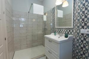 A bathroom at Patios de la Riva