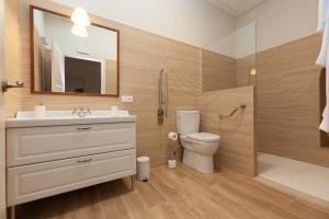 A bathroom at Patios de la Riva