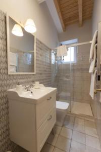 A bathroom at Patios de la Riva Még 37 kép