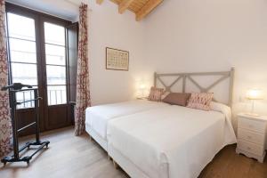 A bed or beds in a room at Patios de la Riva