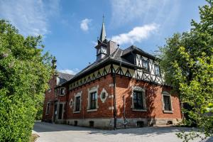 een oud bakstenen gebouw met een klokkentoren bovenop bij Ferienwohnung EG in Rödental