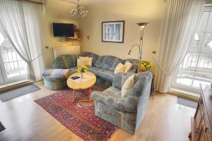 青斯特的住宿－Kranich VIII, FW 39，客厅配有沙发和桌子