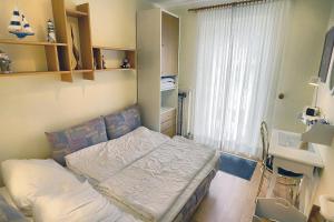 青斯特的住宿－Kranich VIII, FW 39，一间小卧室,配有床和窗户