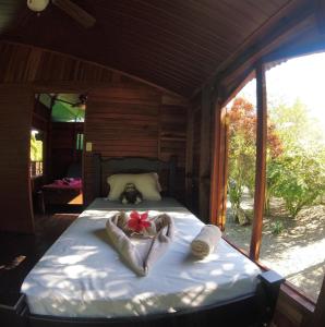- une chambre avec un lit doté d'un ours en peluche dans l'établissement Haus mit trop Garten am Cahuita Nationalpark, à Comadre