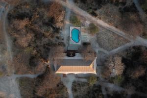 Výhľad na bazén v ubytovaní Boteti Tented Safari Lodge alebo v jeho blízkosti