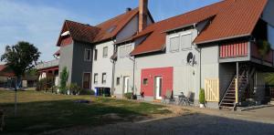 una casa grande con techo rojo en Bahnhofstraße 48 b, en Kleinlangheim