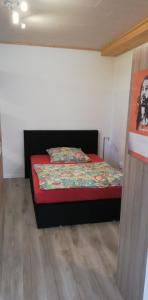 1 dormitorio con 1 cama con edredón rojo en Bahnhofstraße 48 b, en Kleinlangheim