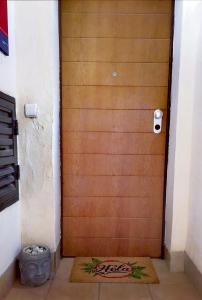 una puerta de madera con una alfombra de bienvenida delante de ella en gelijkvloers appartement Corvera Golf & Country Club, en Corvera