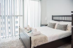 A bed or beds in a room at City Stay Apartments - Hub 