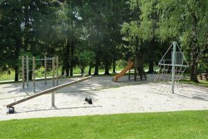 un parque con parque infantil con tobogán en Ferienhaus Nr 8D, Feriendorf Hagbügerl, Bayr Wald en Waldmünchen