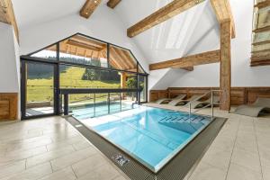 Bazén v ubytování SCHWARZENBACH - Apartments & Rooftop Pool nebo v jeho okolí