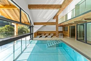 Bazén v ubytování SCHWARZENBACH - Apartments & Rooftop Pool nebo v jeho okolí