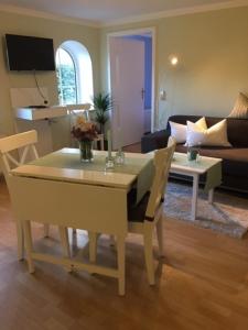 Stockrose في Schashagen: غرفة معيشة مع طاولة وأريكة