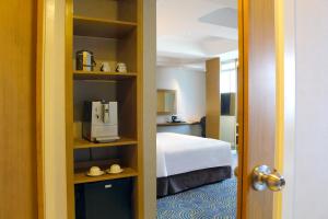 Hotel Ciputra Cibubur managed by Swiss-Belhotel International客房内的一张或多张床位