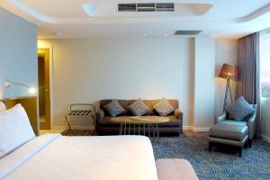 Hotel Ciputra Cibubur managed by Swiss-Belhotel International客房内的一张或多张床位