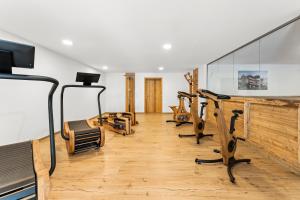 Fitness centrum a/nebo fitness zařízení v ubytování SCHWARZENBACH - Apartments & Rooftop Pool