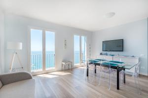 a living room with a glass table and a television at Casa Panorama, Terre Marine in Corniglia