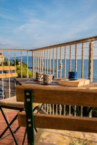 ピショッタにあるLa Titina Casa Vacanzaの海の景色を望むバルコニー(木製テーブル付)
