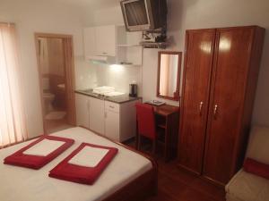 a small room with a bed and a kitchen at Villa Bosac in Gradac