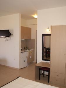 uma sala de estar com uma cozinha e uma sala de jantar em Kastro Beach Hotel em Kyllini
