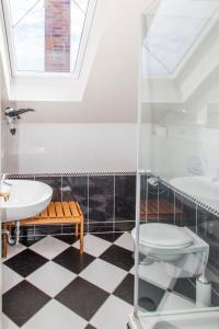 a bathroom with a black and white checkered floor at Sturmmöwe in Westermarkelsdorf