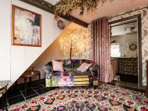 een woonkamer met een stoel en een tapijt bij Duckdown in Clitheroe