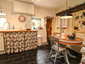een keuken met een tafel en een aanrecht bij Duckdown in Clitheroe