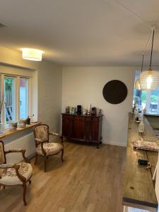 a living room with two chairs and a table at Ledvogterhuset B&B in Faxe