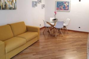 sala de estar con sofá y mesa en Casa Riccò di Cinzia e Samuele, en Riccò del Golfo di Spezia
