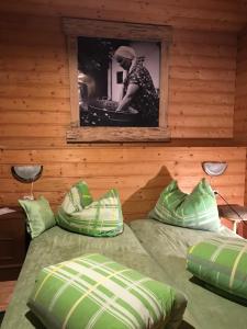 2 Betten in einem Zimmer mit einem Bild an der Wand in der Unterkunft Haus am Reh in Gargellen