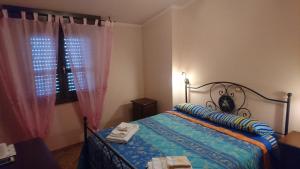 - une chambre avec un lit et une fenêtre dans l'établissement B&B Mony e Nico, à Riola Sardo