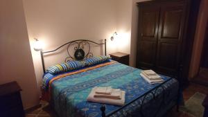 廖拉萨尔多B&B Mony e Nico的一间卧室，床上有一张带毛巾的床